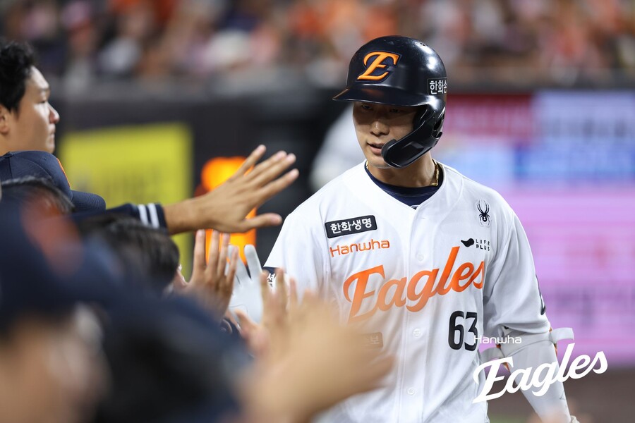 KBO 45년 사상 이런 일은 처음이다…한화 벤치멤버가 국가대표 동생에 홈런 폭발, 149km→149km→148km 정면승부에 응수