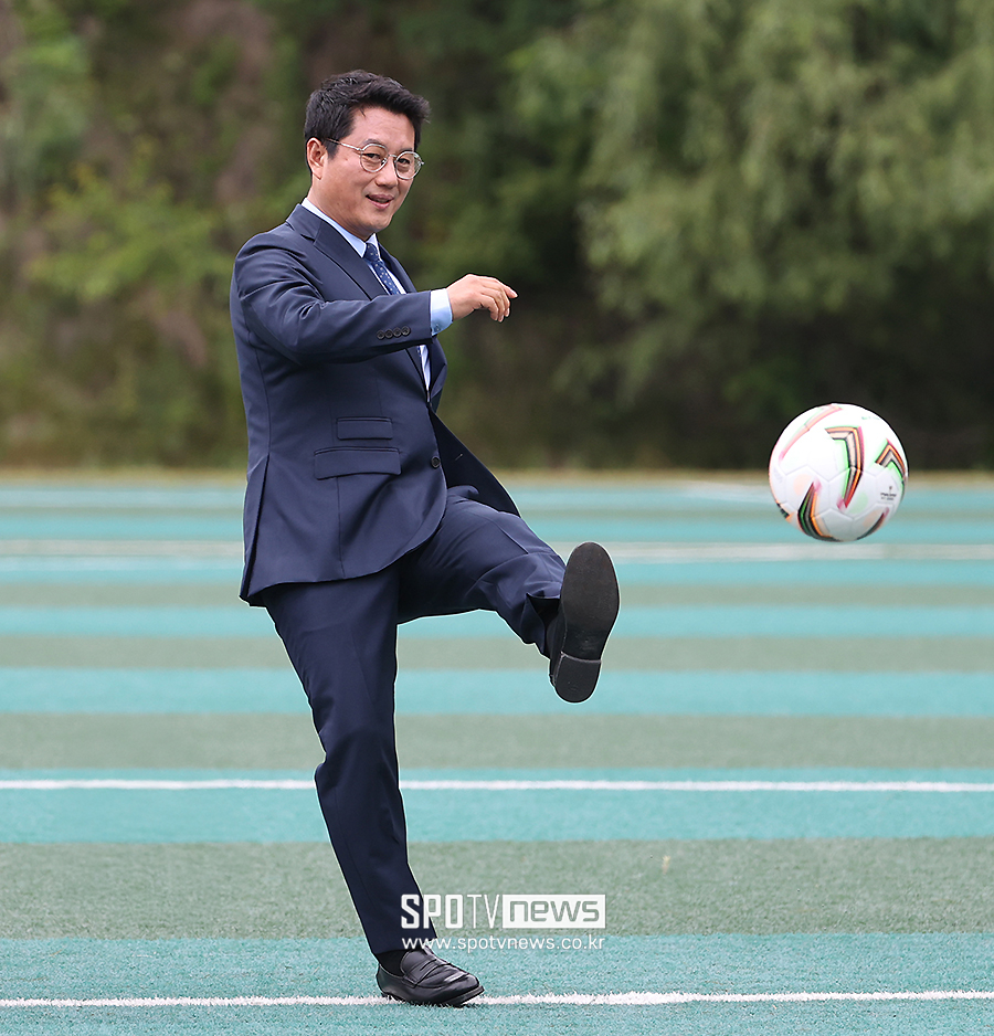 [포토S] 시축하는 한국대학축구연맹 박한동 회장
