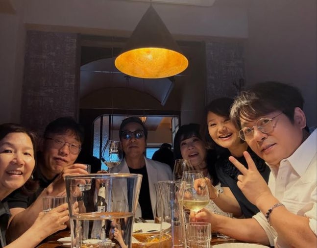 '방송가 실종' 김제동, 핼쑥해진 근황 포착…밝은 미소