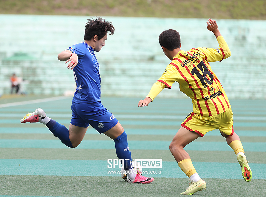 [포토S] 패스 시도하는 중앙대 이태경