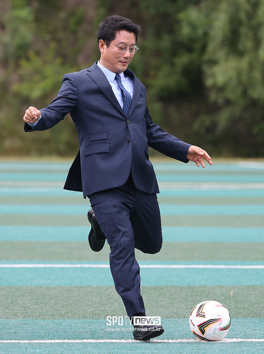 [포토S] 한국대학축구연맹 박한동 회장, '개막을 알리는 시축'
