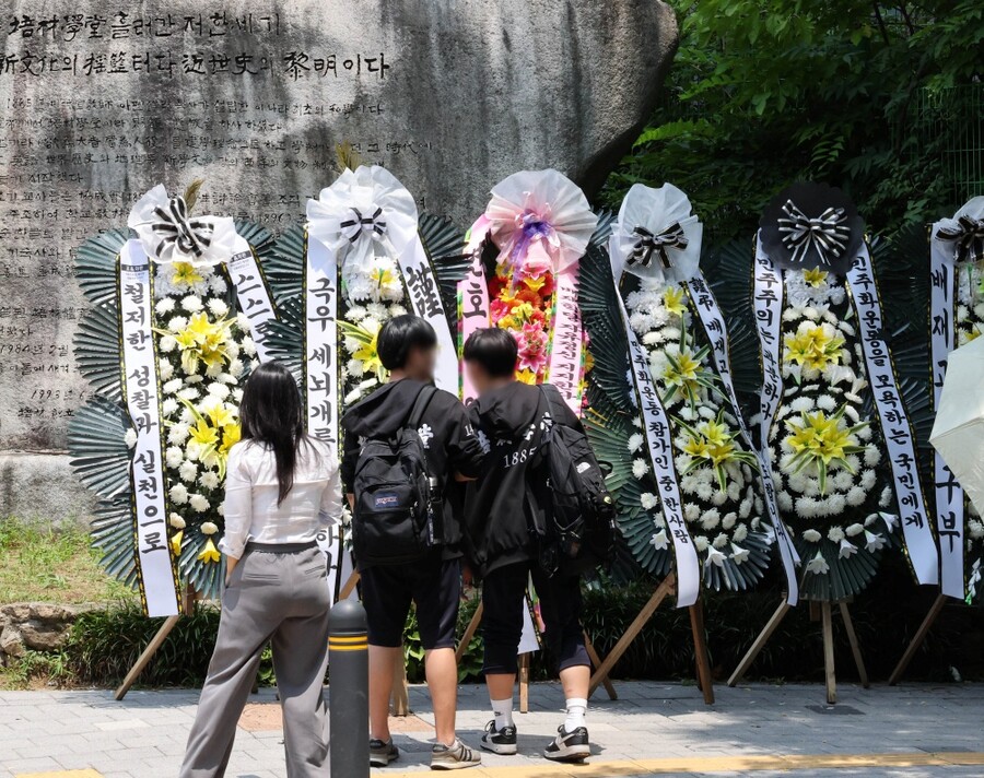 ▲ 배재고 야구부의 지역 비하 발언이 나온 이후 배재고 앞에 근조 화환들이 배달됐다. ⓒ연합뉴스