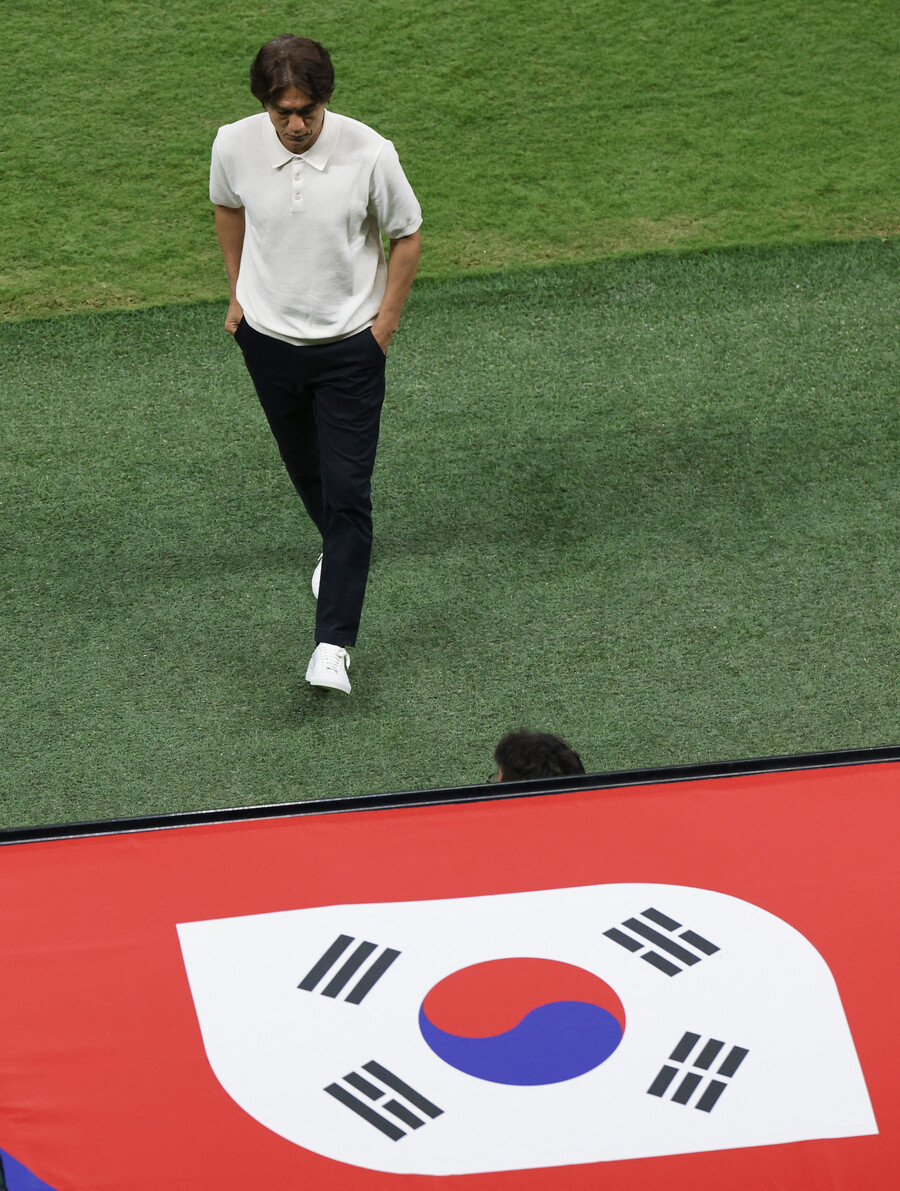 ▲ 일본 '풋볼 트라이브'는 2일 "홍 감독이 한국 대표팀 사령탑에서 물러난 뒤 J리그 구단으로부터 감독직 제안을 받은 것으로 알려졌다"고 전했다. 실제 올여름 J리그에선 일부 팀의 감독 교체 가능성이 제기되고 있다. 2024년 12월부터 세레소 오사카를 이끌어온 아서 파파스 감독은 이번 여름 사우디아라비아 프로페셔널 리그(SPL) 알이티파크 지휘봉을 잡을 확률이 높다. 감바 오사카 역시 옌스 비싱 감독이 SPL 알이티하드 차기 사령탑 후보로 거론되고 있다. 이 탓에 지도자 교체가 불가피해진 J리그 구단이 한국의 월드컵 조별리그 탈락 직후 사임을 표명한 홍 감독에게 긴급 제안을 건넸을 가능성이 적지 않다는 게 매체 시선이었다. ⓒ 연합뉴스 / REUTERS