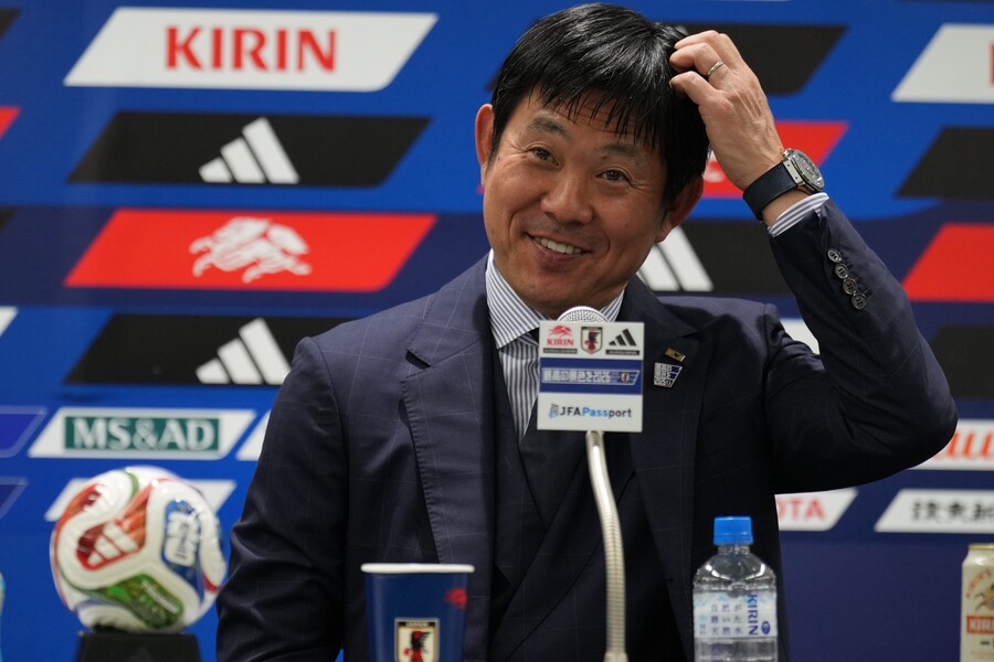 “홍명보 감독 칭찬하는 보도 좀 해주세요!” 이례적 요청...모리야스 감독, 홍명보 감독 옹호