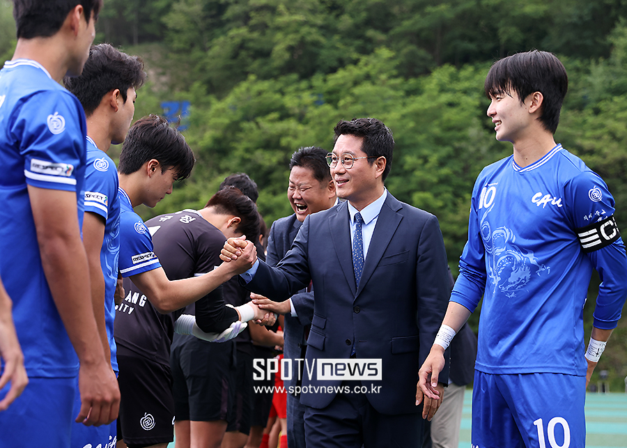 [포토S] 한국대학축구연맹 박한동 회장, '선수들에게 따스한 격려'