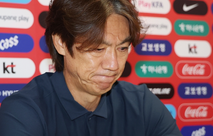▲ 2026 북중미 월드컵 조별리그에서 탈락한 한국 축구 국가대표팀 홍명보 감독이 28일(현지시간) 오전 멕시코 과달라하라 인근 사포판의 치바스 바예 베르데에서 사퇴 기자회견을 하고 있다. ⓒ연합뉴스