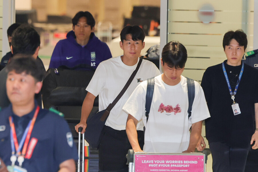 ▲ 2026 북중미 월드컵을 마친 한국 축구대표팀 손흥민, 엄지성, 김승규가 1일 인천국제공항 제2여객터미널을 통해 귀국하고 있다. ⓒ연합뉴스