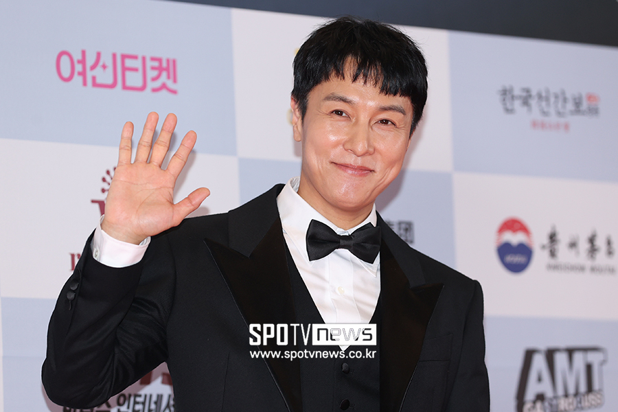 김동완, 결국 소속사 없이 활동..'SNS 논란' 후 파격 행보 [이슈S]