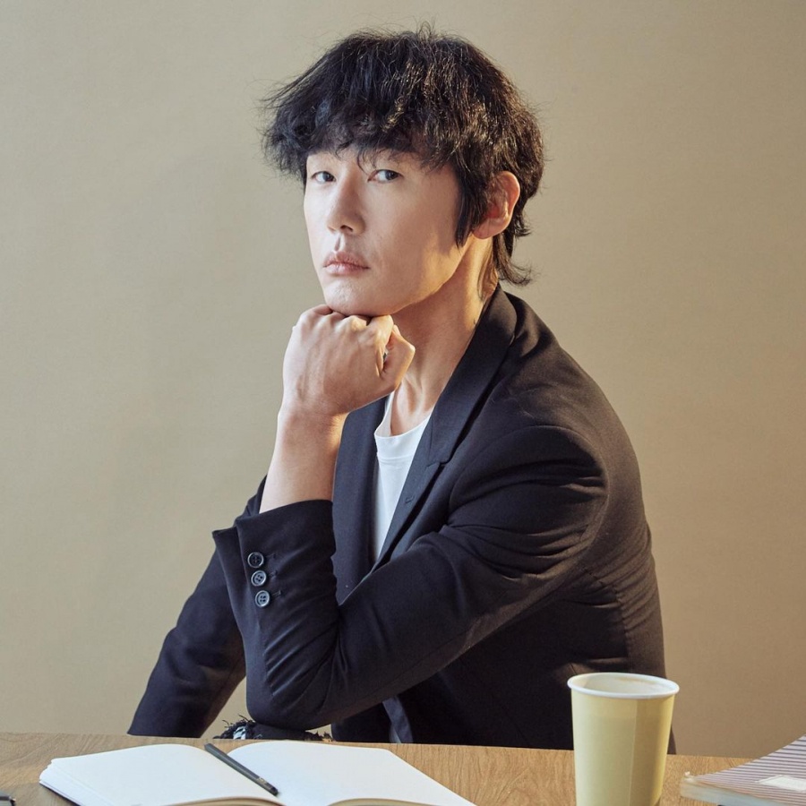 허지웅, '배재고 스벅 응원' 이후 행태에 "정치인·공직자들 입 다물어야" 강력 발언