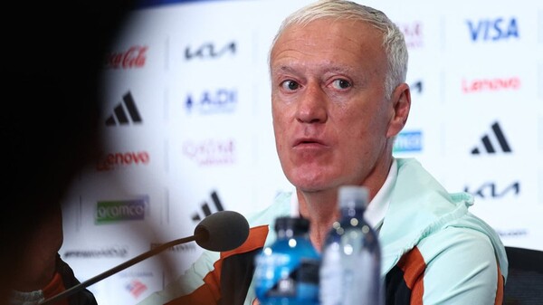 ▲ 프랑스 축구대표팀을 이끄는 디디에 데샹 감독이 2026 북중미 월드컵 16강전에서 파라과이 벤치로부터 모욕적인 발언을 들었다고 암시해 논란이 일고 있다. ⓒ 프랑스 'RMC 스포츠'