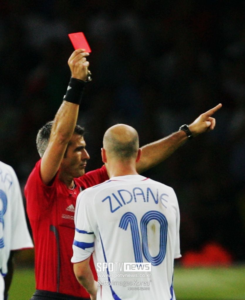 ▲ RMC 스포츠는 "프랑스는 파라과이를 꺾고 월드컵 8강에 올랐지만 경기 내내 이어진 거친 신경전과 디디에 데샹 감독의 의미심장한 발언으로 양 팀 충돌은 경기 종료 후에도 논란을 남겼다"며 2006 독일 월드컵에서 지네딘 지단(사진 속 등번호 10번)의 '박치기 사건'에 이어 20년 만에 불거진 가족 관련 모독 이슈를 우려스럽게 조명했다.