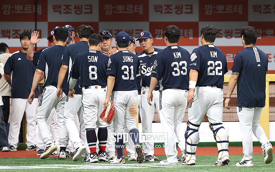 [포토S] 김원형 감독, '선수들과 하이파이브'
