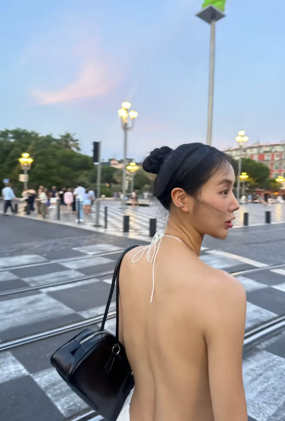 진짜 소유 맞아? 과감한 백리스 톱에 드러난 뼈말라 몸매…팬들 걱정