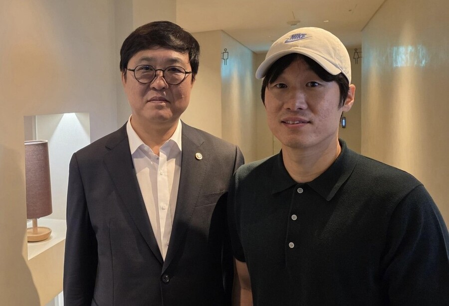 ▲ 최휘영(왼쪽) 문화체육관광부 장관과 박지성 국제축구연맹 분과위원회 위원을 공동위원장으로 하는 'K축구 혁신위원회'가 6일 출범한다. 이날 서울 송파구 올림픽파크텔에서 공식 발족하는 혁신위는 한국 축구계의 구조적 문제를 개선하고 새로운 발전 방향을 모색하기 위해 한시적으로 운영될 예정이다. ⓒ 연합뉴스