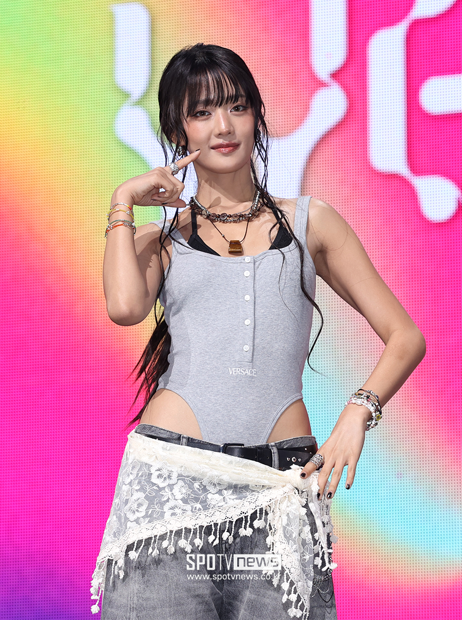 [포토S] 아이들 민니, '수영복 연상시키는 파격 상의'