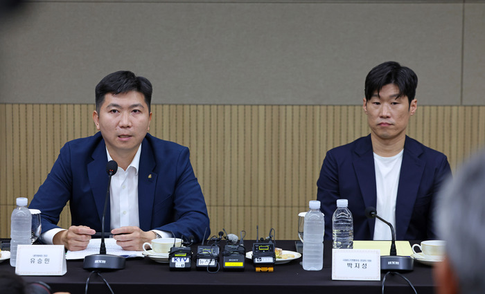 ▲  6일 오후 서울 송파 올림픽파크텔 베를린홀에서 K-축구혁신위원회 출범식이 열렸다. 박지성 FIFA 분과위원과 유승민 대한체육회장이 공동위원장을 맡고, 최휘영 문화체육관광부 장관과 이영표, 박주호 등 축구인들도 힘을 보탠다.  제공| 문체부