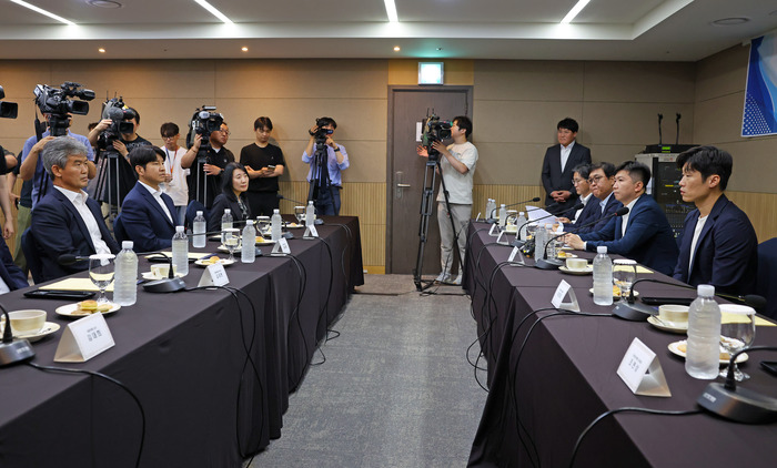 ▲  6일 오후 서울 송파 올림픽파크텔 베를린홀에서 K-축구혁신위원회 출범식이 열렸다. 박지성 FIFA 분과위원과 유승민 대한체육회장이 공동위원장을 맡고, 최휘영 문화체육관광부 장관과 이영표, 박주호 등 축구인들도 힘을 보탠다.  제공| 문체부