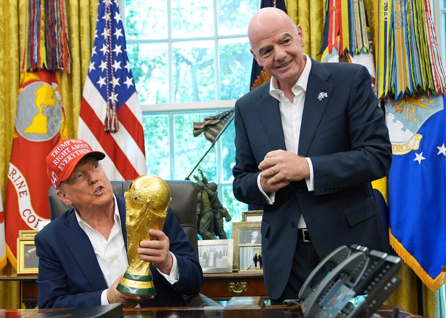 '2026 트럼프 월드컵 탄생' 전화 한 통에 FIFA 결정 번복...미국 발로건, 퇴장 취소 사태 발생