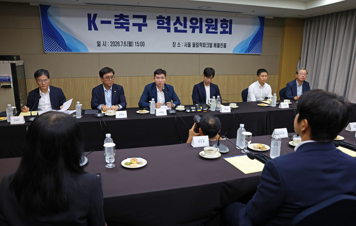 ▲  6일 오후 서울 송파 올림픽파크텔 베를린홀에서 K-축구혁신위원회 출범식이 열렸다. 박지성 FIFA 분과위원과 유승민 대한체육회장이 공동위원장을 맡고, 최휘영 문화체육관광부 장관과 이영표, 박주호 등 축구인들도 힘을 보탠다.  제공| 문체부