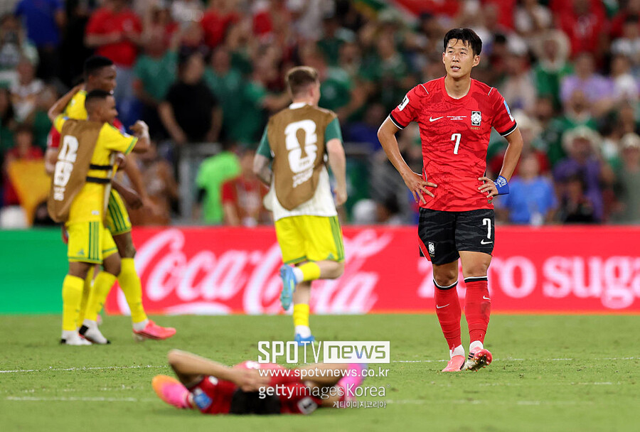 ▲ 48개국 확대에 따라 북중미 월드컵에서는 아시아축구연맹 소속 9개국이 출전했다. 역대 월드컵 최다 티켓 배정으로 다양한 아시아 국가들이 나섰으나 한국을 포함한 7개 팀이 조별리그에서 짐을 쌌다. 유이하게 자존심을 살렸던 일본과 호주마저 탈락해 32강에서 전멸했다.