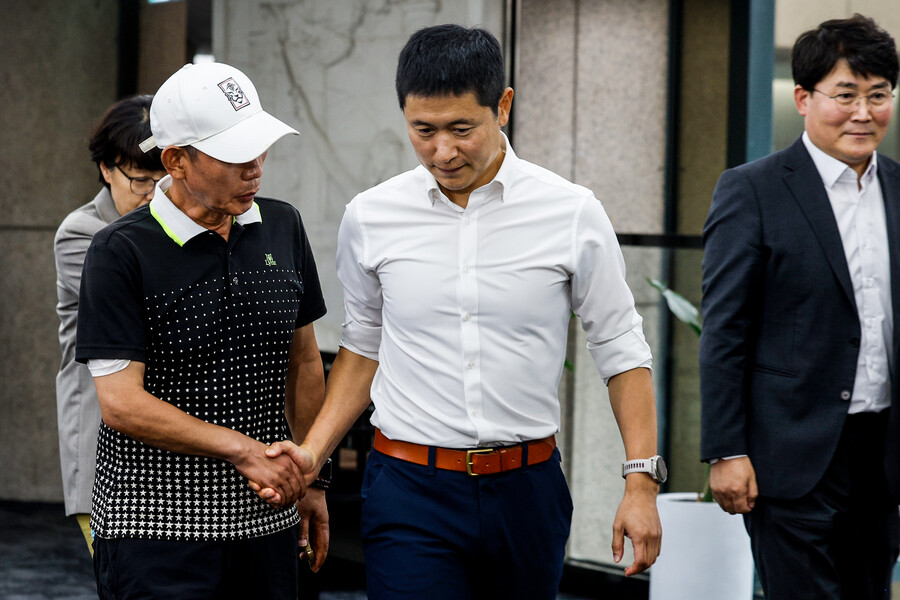 ▲ 한국축구 청사진을 제언할 K-축구 혁신위원회엔 박지성 위원장에 최휘영 문화체육관광부 장관, 축구 국가대표 출신의 이영표(사진 속 흰옷 입은 이)·박주호 해설위원, 유승민 대한체육회장, 김승희 대한축구협회 전무이사, 조연상 한국프로축구연맹 사무총장, 유영근 변호사, 김대희 부경대 교수가 위원으로 참여한다. ⓒ 연합뉴스