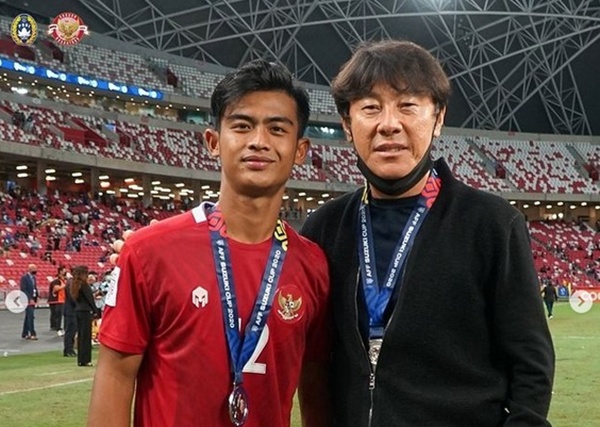 '손흥민 다음 아시아 2위' 인니 슈퍼스타, "신태용 감독님과 재회해 특별하다" 4년 만에 자국 리그 복귀→페르시자, 申에게 'K리거 출신' 애제자 선물