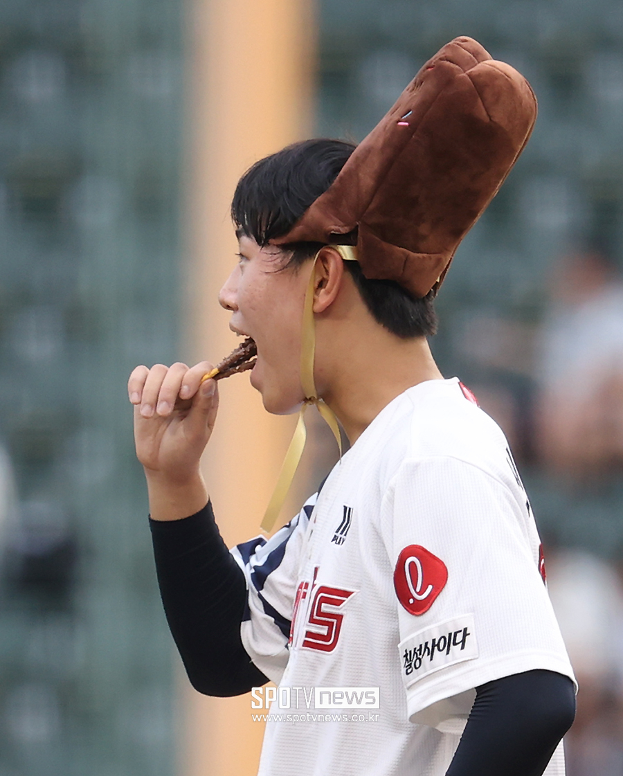 [포토S] 신동건, '마운드에서 빼뺴로 먹방'