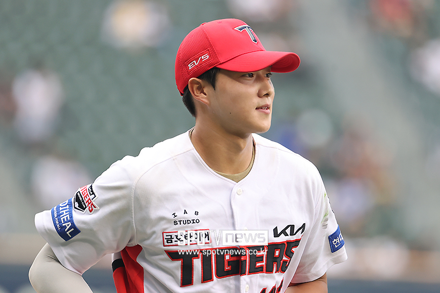 [포토S] 그라운드 나서는 KIA 박종혁
