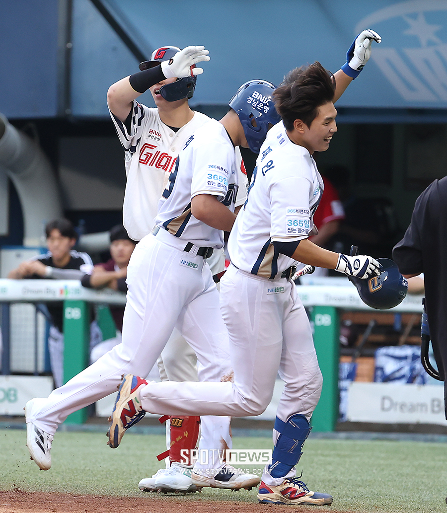 [포토S] 신재인, '투런포 날리고 왔어요'