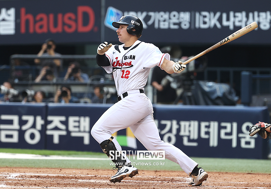 [포토S] 병살타 날리는 울산웨일즈 홀