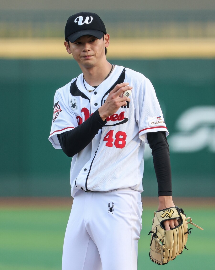 'KBO 2군 폭격' 일본산 150km 파이어볼러도 원한다 "日 육성계약보단 韓 아시아쿼터"