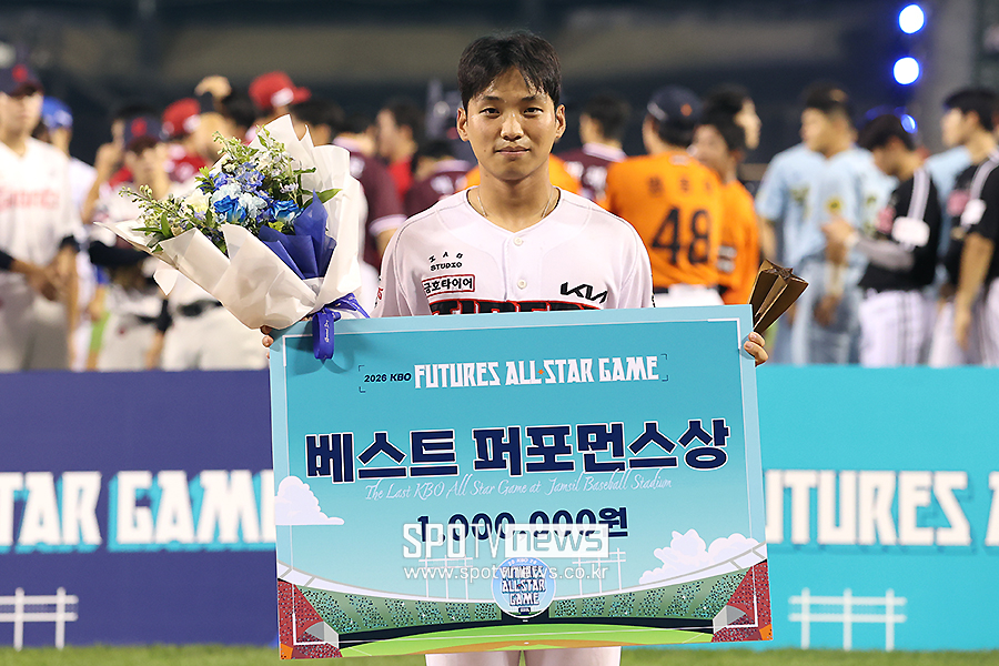 [포토S] 베스트 퍼포먼스상 수상한 KIA 엄준현