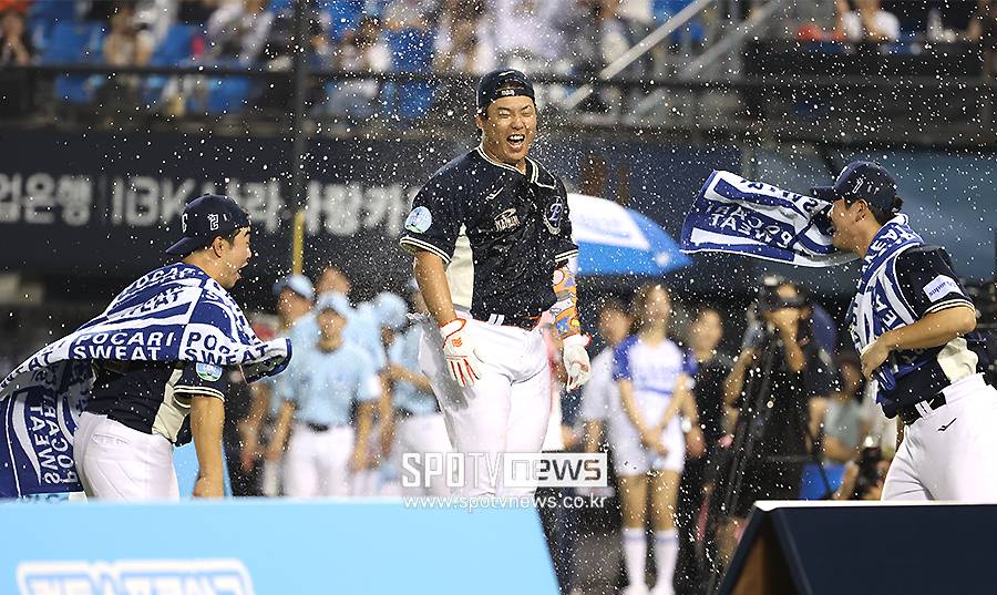 [포토S] 강백호, '홈런 더비 우승 물세례!'
