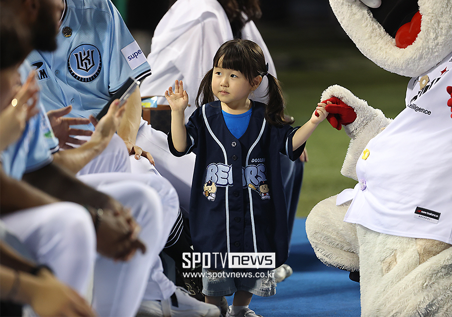 [포토S] 박찬호 딸 박새얀, '올스타전 즐겨요'