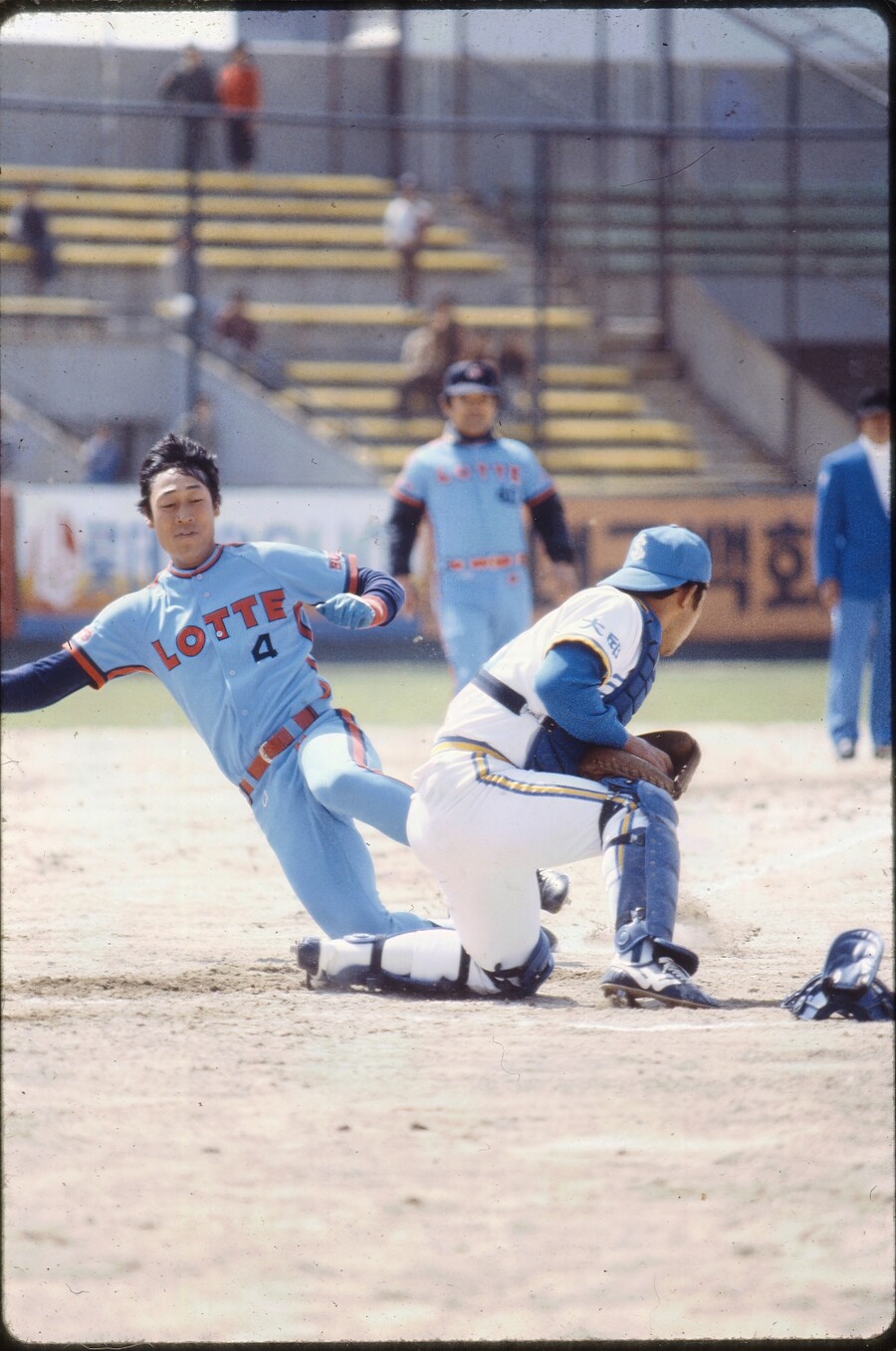 ▲ 1984년 올스타전에 출전해 슬라이딩을 하고 있는 김용희 롯데 자이언츠 2군 감독 ⓒ롯데 자이언츠