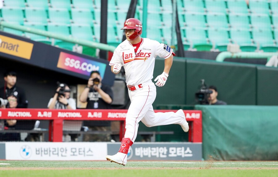 ▲ 지난 6월 30일 SSG 랜더스에서 방출됐던 외야수 하재훈이 KBO 퓨처스리그에 참가 중인 울산 웨일즈 입단을 확정했다. 새출발에 나선다. ⓒSSG 랜더스