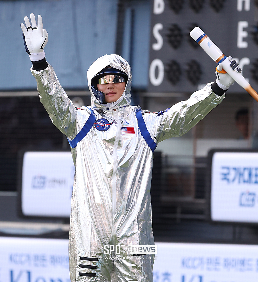 [포토S] 김주원, '잠실구장에 뜬 우주인'