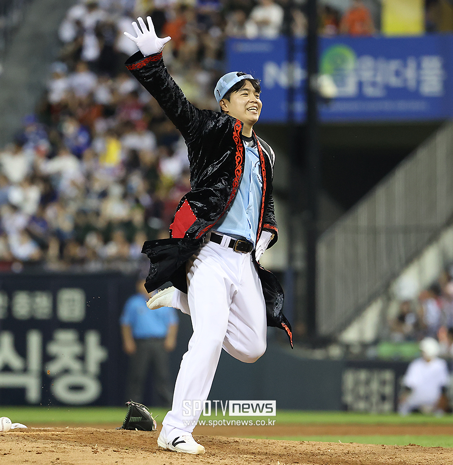 [포토S] 손동현, '마운드 위 응원 단장!'