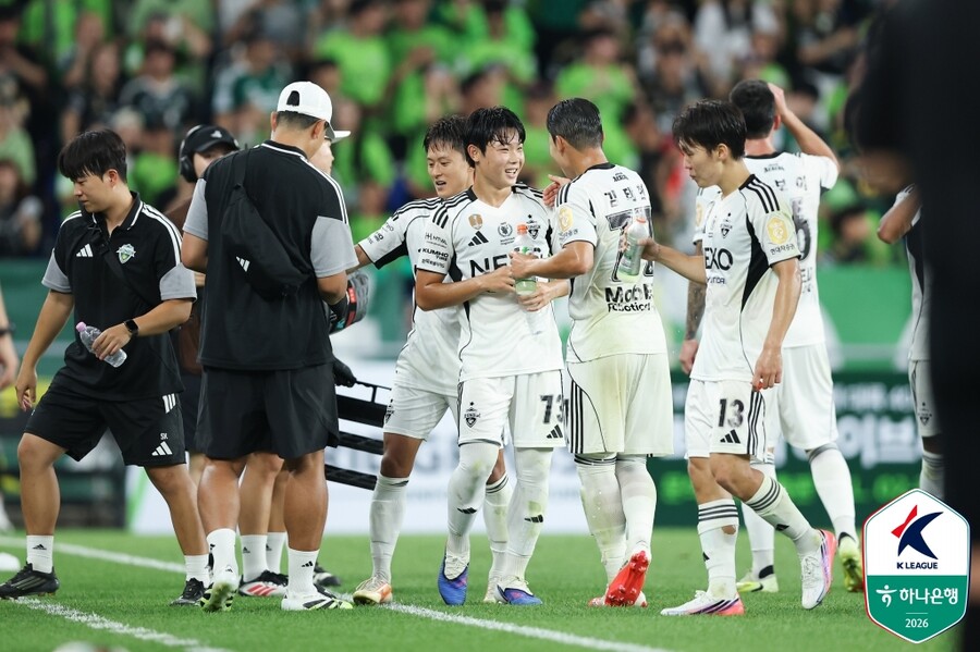 ▲ 고교생 에이스 김예건의 강렬한 임팩트를 앞세운 전북이 울산 적지에서 호쾌한 3-1 승전고를 울리며 최고의 하루를 만끽했다. ⓒ 한국프로축구연맹