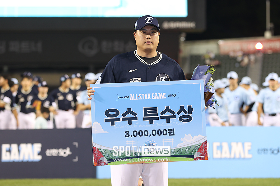 [포토S] 우수투수상 수상한 류현진