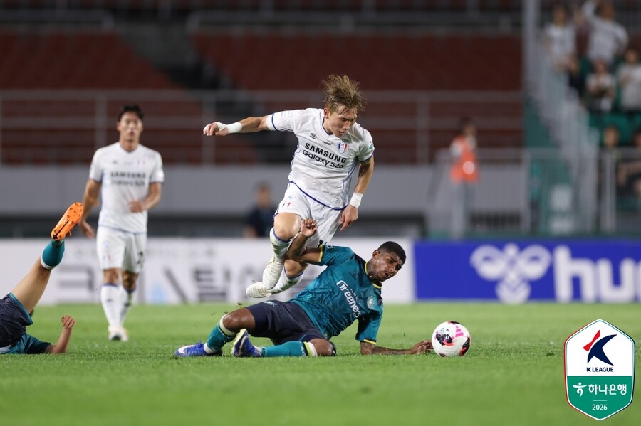 ▲ 11일 안산와스타디움에서 안산그리너스와 수원삼성의 프로축구 2부리그가 열렸다. 수원이 강성진의 골로 기선을 잡았으나 후반 들어 2골을 터뜨린 안산이 역전승을 거뒀다. ⓒ 한국프로축구연맹