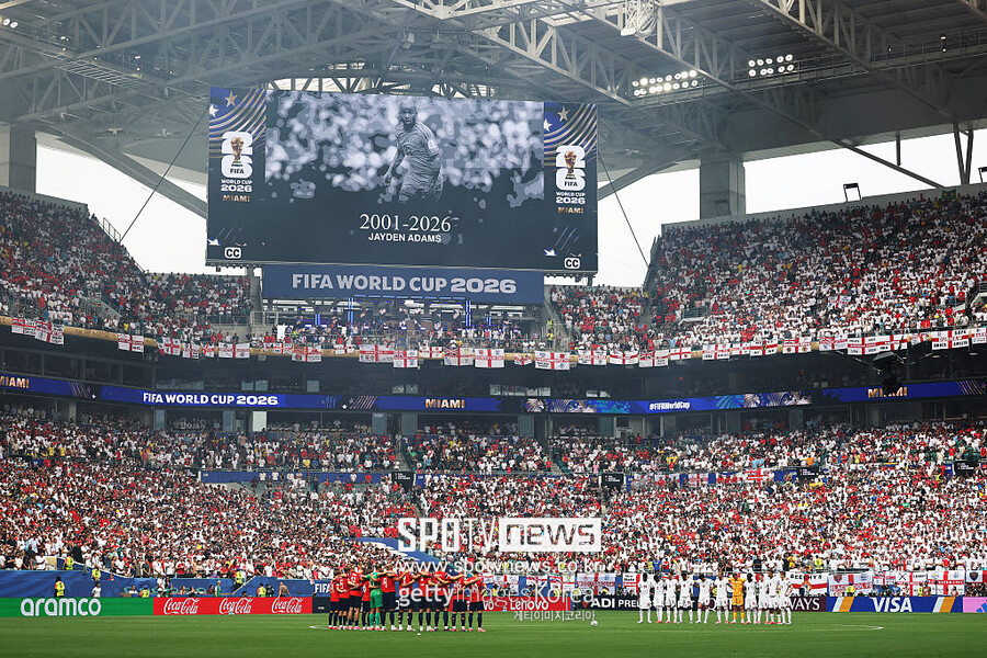▲ 12일 미국 플로리다주 마이애미 스타디움에서 열린 2026 FIFA 북중미 월드컵 노르웨이와 잉글랜드의 8강전. 경기 전 애덤스를 향한 묵념이 진행되고 있다.