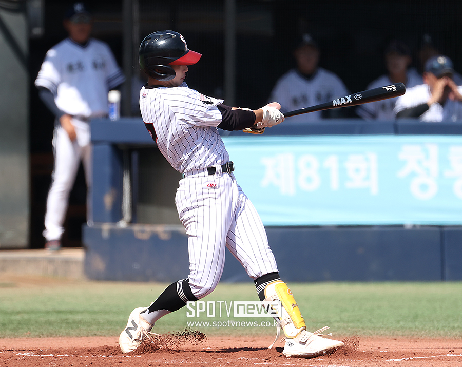 [포토S] 선취 1타점 적시타 날리는 세광고 서정휘