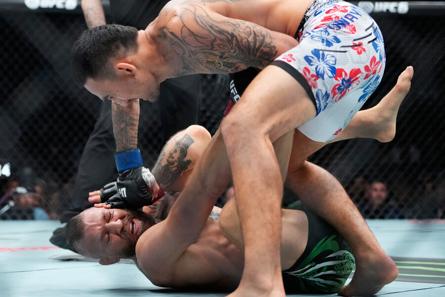'날아차기 하다가 부상' 맥그리거 UFC 복귀전 1R 충격패…69초 만에 끝났다