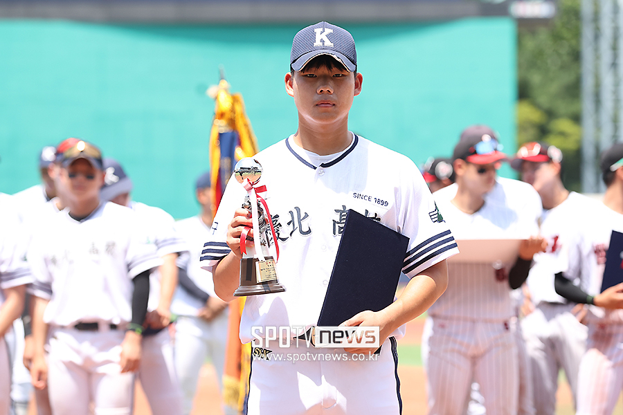 [포토S] 감투상 수상한 경북고 우주영