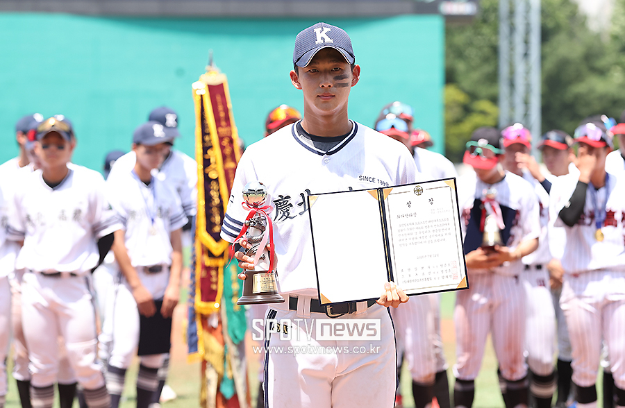 [포토S] 최다안타상 수상한 경북고 최우준