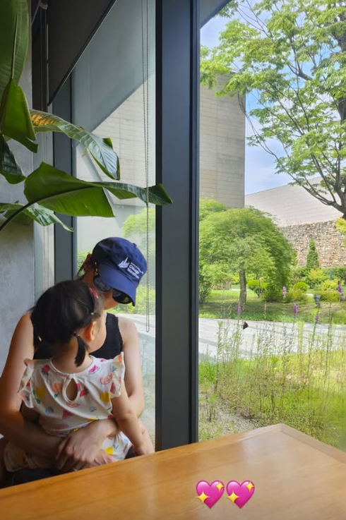 '엄마' 이연희, 두 살 딸 사진 공개…아이 품에 안고 행복한 일상