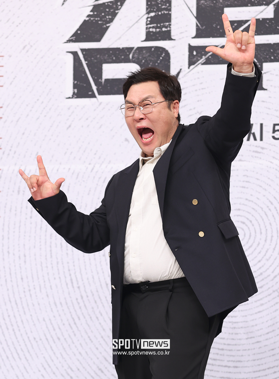 윤경호, 13시간 묵언수행 공약 지킨다…오늘(13일) 침묵 팬사인회