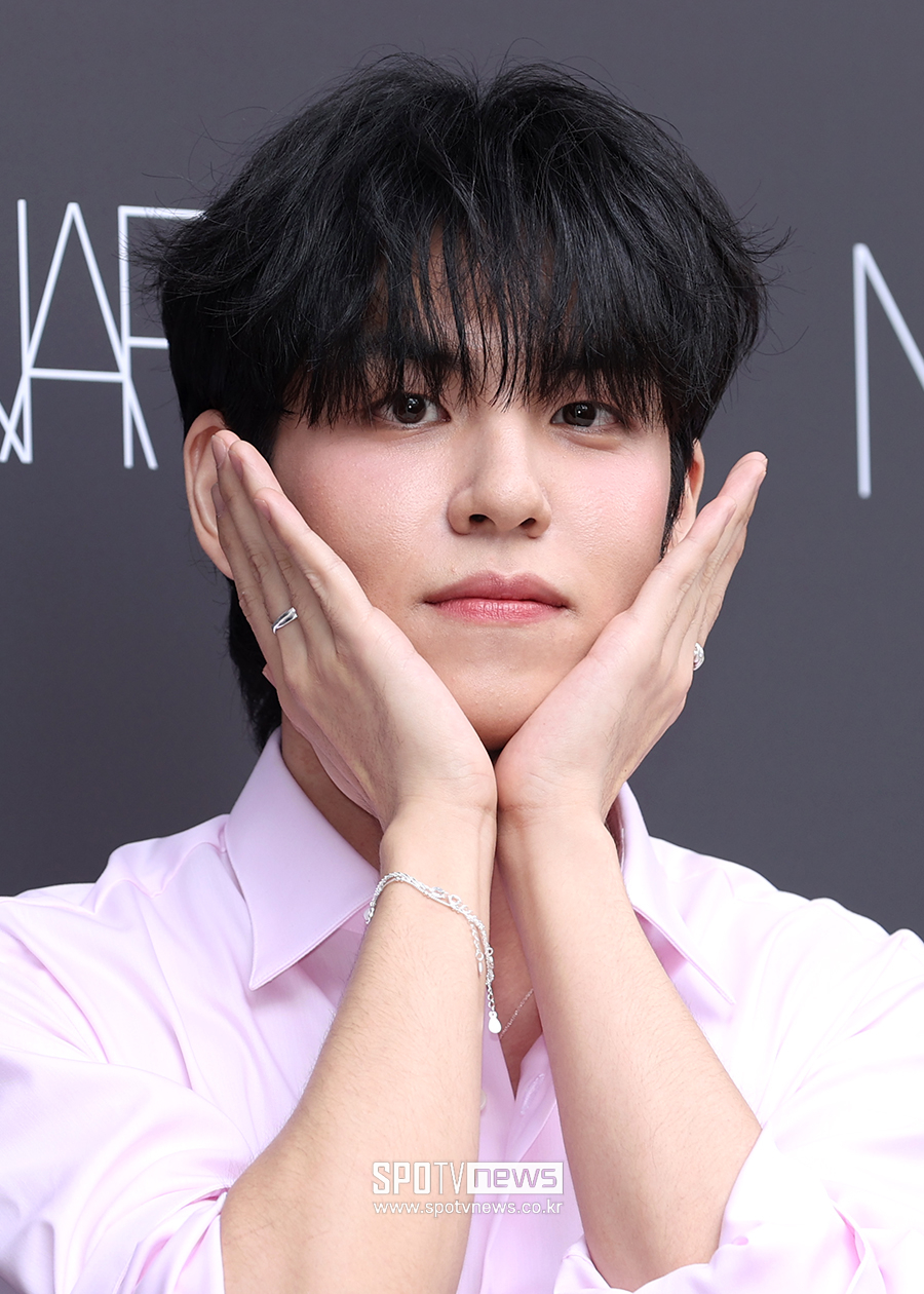 [포토S] 데이식스 원필, '수줍은 꽃받침'