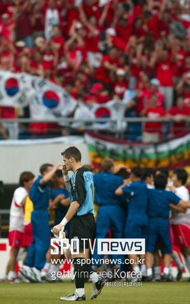 ▲ 2002 Enttaeuschung Fussball Ganzfigur Gruppe Hochformat Jubel Laenderspiel Maenner Mannschaft Mannschaftsjubel Nationalmannschaft Randszene Torwart WM Suedkorea; Disappointment Soccer Football Group Jubilation International Match Men Team Team Jubilation National Squad Team Goalkeeper